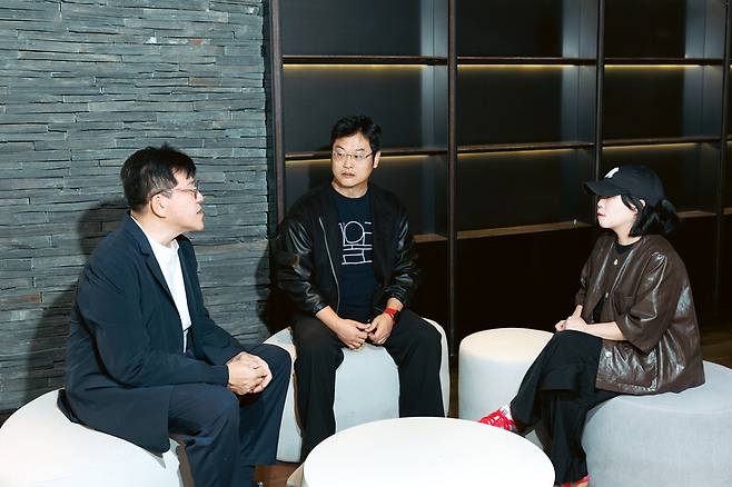 다큐멘터리 ‘케이팝 제너레이션’을 제작한 패치웍스 정형진 대표(왼쪽부터), 차우진 대중음악평론가, 마마의 윤신혜 총괄프로듀서(CP)가 지난 4일 서울 마포구 씨제이이엔엠 사옥에서 만나 케이팝 시상식과 관련한 대담을 나누고 있다. 씨제이이엔엠 제공
