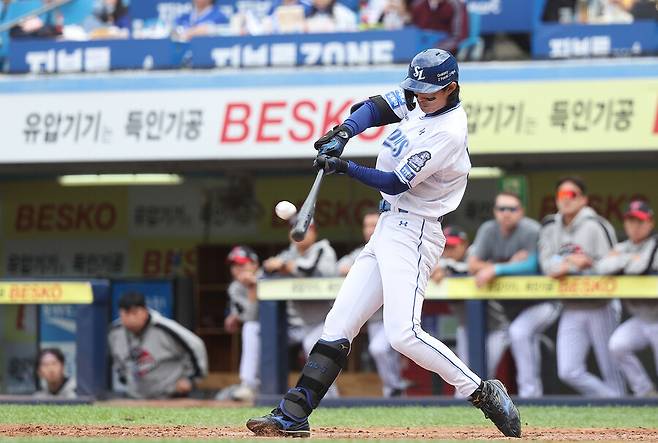 삼성 라이온즈의 구자욱이 13일 오후 대구 삼성라이온즈파크에서 열린 2024 프로야구 KBO 포스트시즌 플레이오프 1차전 엘지 트윈스와 경기. 3회말 3점 홈런을 치고 있다. 연합뉴스