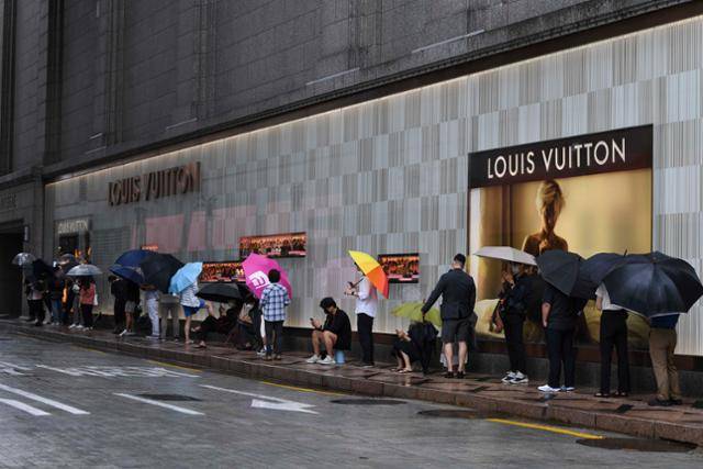 팬데믹으로 '보복 소비' 열풍이 불었던 2020년 9월 서울 중구 신세계백화점 본점 앞에서 시민들이 명품 브랜드 매장에 입장하기 위해 줄을 서서 대기하고 있다. 한국일보 자료사진