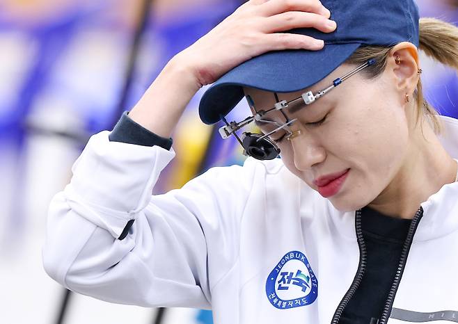 <yonhap photo-2079=""> 결선 진출 실패한 김예지 (창원=연합뉴스) 김성민 기자 = 13일 오전 경남 창원시 창원국제사격장에서 열린 제 105회 전국체육대회 사격 공기권총 여자 10m 본선에서 파리 올림픽 은메달리스트 김예지가 결선 진출에 실패한 뒤 아쉬워하고 있다. 2024.10.13 ksm7976@yna.co.kr/2024-10-13 11:00:17/ <저작권자 ⓒ 1980-2024 ㈜연합뉴스. 무단 전재 재배포 금지, AI 학습 및 활용 금지></yonhap>