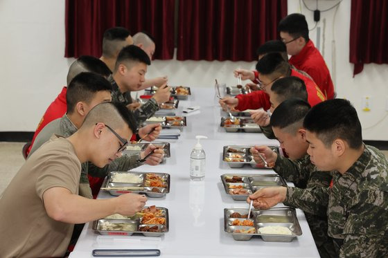 해병대 제6 여단 해안경계작전부대에서 장병이 오전 5시에 아침 식사를 하고 있다. 우상조 기자