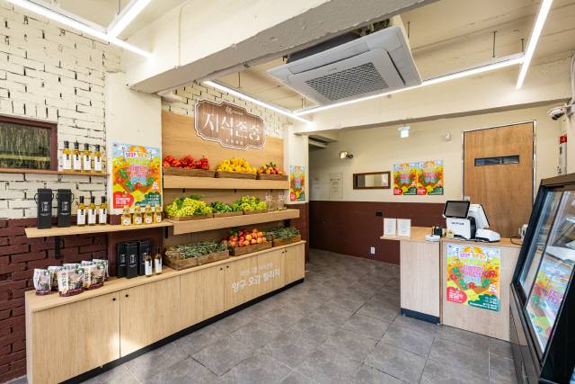 ▲ 서울 성수동 ‘양구오감빌리지’ 팝업스토어 전경, 팝업스토어에는 두타연과 해안 야생화공원 등 군의 주요 관광지를 재현한 공간과 양구 과수원 콘셉트의 루프탑 공간이 마련됐다.