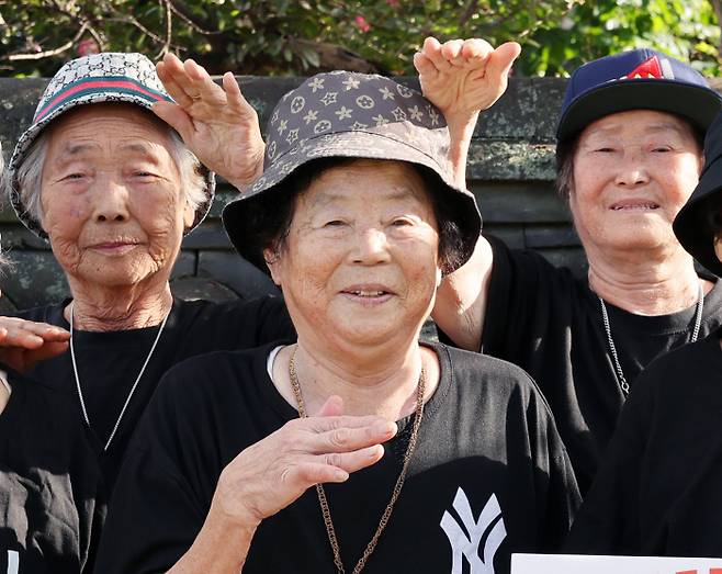 3개월 이상 생존하기 힘들다는 진단을 받고도 암 투병 사실을 숨기며 1년간 래퍼 활동을 해온 수니와칠공주 서무석 할머니(가운데). 칠곡군 제공