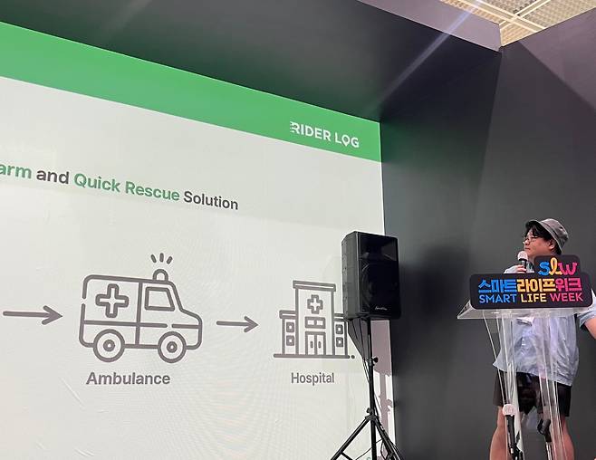 Hwang Ihn, sales director of Star Pickers, introduces the Rider Log service to high-level officials from international cities at Smart Life Week in Seoul on Thursday. (Lee Jaeeun/The Korea Herald)