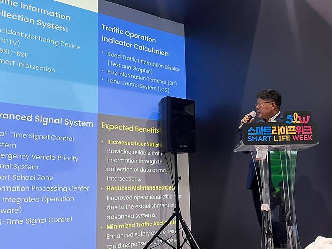 A representative from Ui Networks presents bus information systems to delegations from various international cities at Smart Life Week in Seoul on Thursday. (Lee Jaeeun/The Korea Herald)