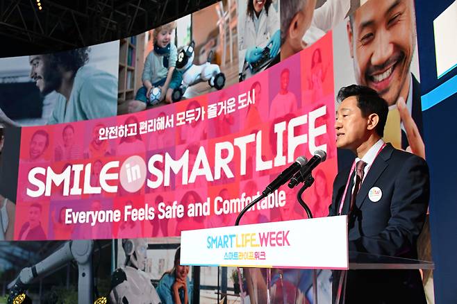 Seoul Mayor Oh Se-hoon delivers the keynote speech, "Smile in Smart Life," at the opening ceremony of Smart Life Week at Coex in southern Seoul on Thursday. (Seoul Metropolitan Government)