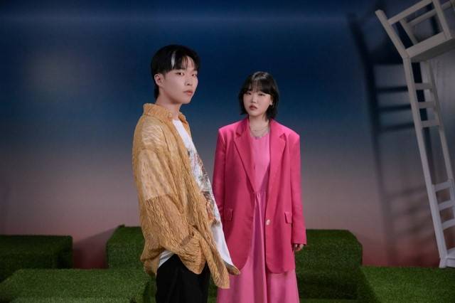Lee Chan-hyuk (left) and Lee Su-hyun of AKMU (YG Entertainment)