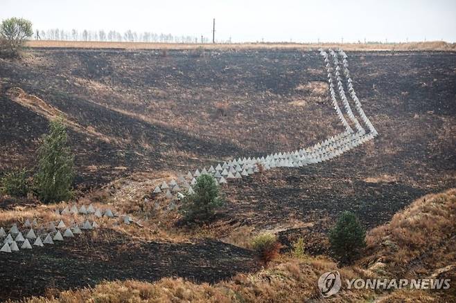 쿠르스크주에 설치된 대전차 장애물 / 사진=타스 연합뉴스 자료