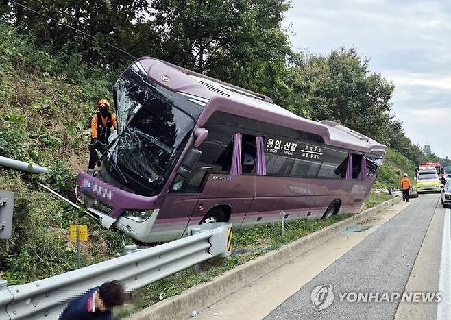 13일 오후 2시57분께 충남 공주시 검상동 천안논산고속도로를 달리던 고속버스가 가드레일을 들이받는 사고가 발생했다. [사진 = 충남 공주소방서]