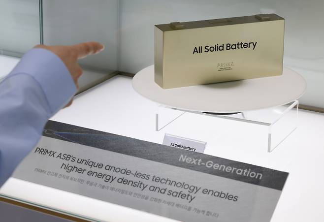 지난 4월 23일 서울 강남구 코엑스에서 열린 '제37회 세계전기차동차 학술대회 및 전시회(EVS37)'에서 삼성SDI가 전고체 배터리 모델을 선보이고 있다. / 사진=뉴시스 김금보 기자