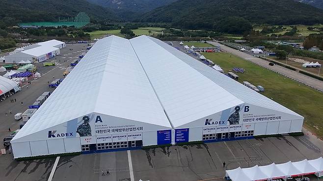 올해 처음 개최된 ‘대한민국 국제방위산업 전시회’(KADEX 2024)가 흥행에 성공한 가운데 국내 처음 시도된 축구장 4개 면적의 일체형 대형 텐트 임시전시장이 한몫을 했다는 평가를 받는다. KADEX 전시장 전경. [KADEX 제공]