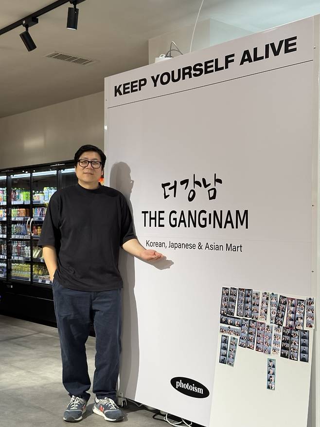 이진석 더강남 대표가 뒤셀도르프 매장 내 포토이즘 부스 앞에서 포즈를 취하고 있다. [더강남 제공]