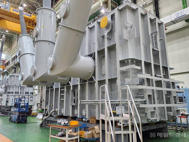 10일 LS일렉트릭 부산사업장에서 생산 작업 중인 500kV 400MVA 초고압 변압기. 높이 4.2m, 무게 300톤으로 LS일렉트릭이 생산 중인 최대 크기 제품이다. 이 제품은 연내 미국 태양광 현장으로 출하될 예정이다. 정윤희 기자.
