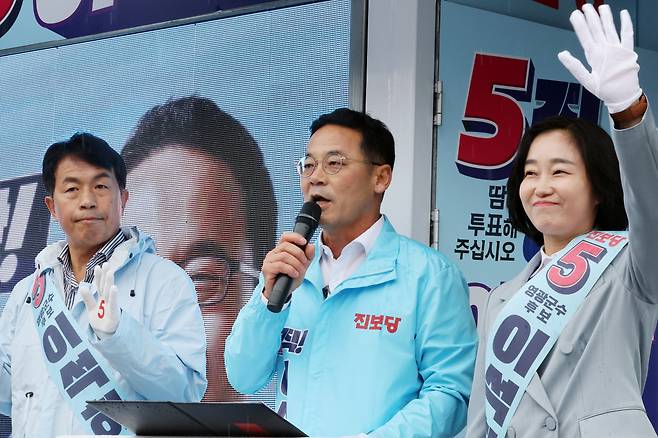 전남 영광군수 재선거에 출마한 진보당 이석하 후보가 유세하고 있다. [연합]