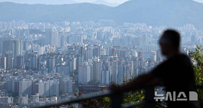 [서울=뉴시스] 이영환 기자 = 9일 오전 서울 용산구 남산공원에서 바라본 서울 시내에 아파트가 보이고 있다.서울부동산정보광장에 따르면 지난달 서울아파트 거래량은 총 2080건으로 집계됐다. 신고기한이 아직 한 달가량 남았지만, 지난 8월 거래량(6127건)과 비교하면 절반 수준으로 줄어들 것으로 보인다. 매수자는 고금리 기조 장기화와 대출 규제 강화 등의 영향으로 금융 부담이 커지고, 매도자는 앞으로 집값이 더 오를 것을 기대하며 버티기에 나서고 있다. 매도자와 매수자 간 희망 거래 가격 차이로 시장에 매물이 쌓이고 있다. 2024.10.09. 20hwan@newsis.com