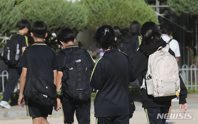 [서울=뉴시스] 서울 서대문구 한 중학교 학생들이 등교를 하고 있다. (사진=뉴시스DB). 2024.10.13. photo@newsis.com