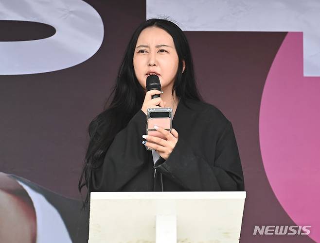 [수원=뉴시스] 김종택기자 = 국정농단 주범 최서원씨 딸 정유라씨가 19일 오후 경기도 수원시 팔달구 지동시장에서 열린 강용석 무소속 경기도지사 후보 유세에서 찬조 연설을 하고 있다. 2022.05.19. jtk@newsis.com