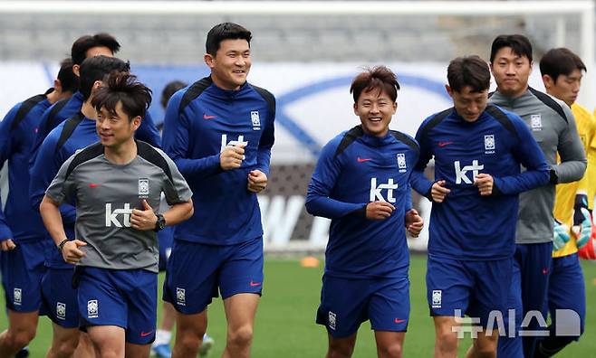 [용인=뉴시스] 홍효식 기자 = 대한민국 축구 국가대표팀 김민재와 이승우 등 선수들이 13일 경기도 용인미르스타디움에서 훈련하고 있다.대표팀은 15일 오후 8시 용인미르스타디움에서 이라크와 2016 북중미 월드컵 아시아지역 3차 예선 4차전 홈 경기를 치른다. 2024.10.13. yesphoto@newsis.com