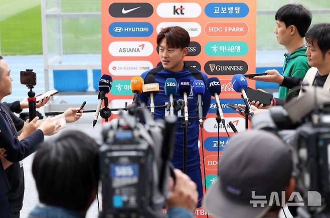 [용인=뉴시스] 홍효식 기자 = 대한민국 축구 국가대표팀 이승우가 13일 경기도 용인 미르스타디움에서 훈련 전 인터뷰하고 있다.대표팀은 15일 오후 8시 용인미르스타디움에서 이라크와 2016 북중미 월드컵 아시아지역 3차 예선 4차전 홈 경기를 치른다. 2024.10.13. yesphoto@newsis.com