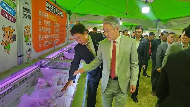 [합천=뉴시스] 서희원 기자= 지난 11일 경남 합천군 제2회 합천황토한우축제 황토한우판매장을 둘러보는 농협중앙회 강호동 회장과 합천축협 김용욱 조합장 2024. 10. 13. shw1881@newsis.com *재판매 및 DB 금지