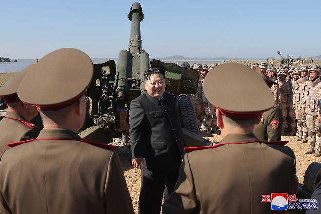 김정은 북한 국무위원장이 오진우 포병종합군관학교 제75기 졸업생들의 포실탄사격훈련을 현지지도했다고 조선중앙통신이 6일 보도했다. 연합뉴스