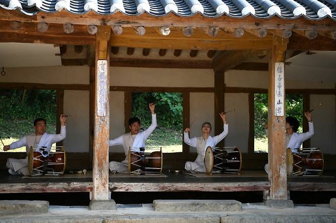 천안시립흥타령풍물단 ‘석오낙락’ 공연.