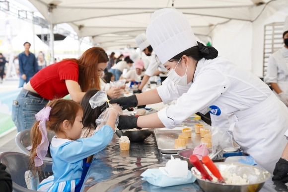 빵빵데이 행사장에서 빵만들기 체험이 열리고 있다. 시 제공