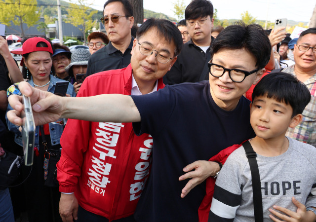 한동훈 국민의힘 대표가 12일 오후 부산 금정구 거리 일대를 걸으며 윤일현 금정구청장 보궐선거 후보와 유세를 펼치고 있다. 연합뉴스