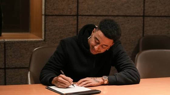 FC서울 계약서에 서명하는 제시 린가드. /사진제공=FC서울 제공