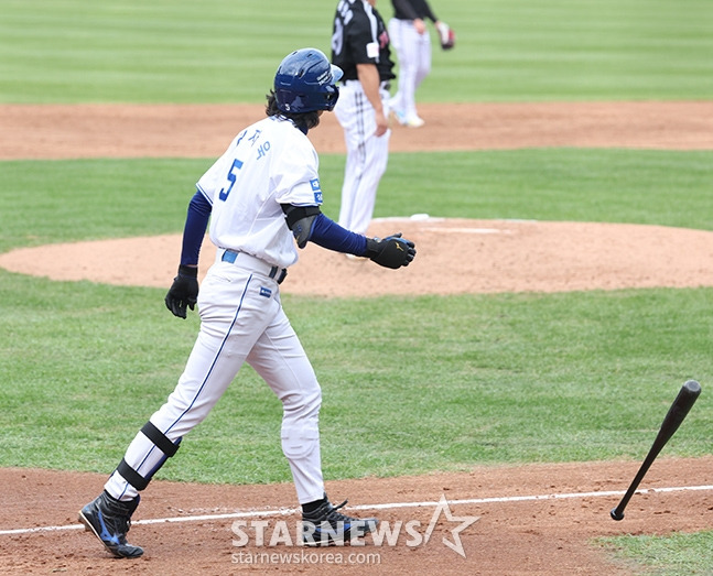 '2024 KBO 포스트시즌 플레이오프 1차전' 삼성-LG전이13일 대구 삼성라이온즈파크에서 열렸다. 삼성 구자욱이 3회말 무사 1,3루에서 우중월 3점 홈런을 날리고 있다. /사진=김진경 대기자