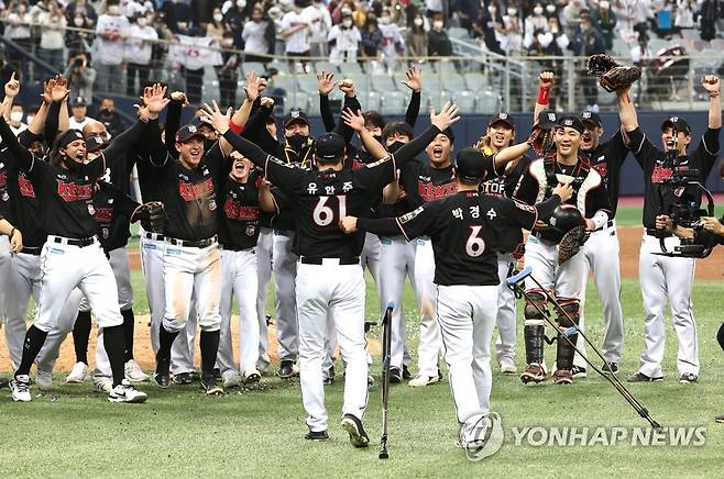 KT 위즈 선수들이 2021년 한국시리즈 4차전에서 통합우승을 확정한 뒤 목발을 짚고 걸어오는 박경수와 유한준을 다같이 기다리고 있다. 박경수는 2024시즌을 끝으로 현역에서 은퇴하기로 했다. 연합뉴스