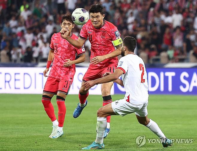 김민재 '내가 먼저!' (암만[요르단]=연합뉴스) 류영석 기자 = 10일(현지시간) 요르단 암만국제경기장에서 열린 2026 피파 북중미월드컵 아시아 3차 예선 3차전 한국과 요르단의 경기. 대표팀 주장 김민재가 요르단 모하마드 아부하시시에 앞서 헤더로 공을 걷어내고 있다. 2024.10.11 ondol@yna.co.kr