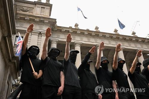 나치식 경례하는 시위대 지난해 3월 호주 멜버른 국회의사당 앞에서 한 시위대가 반 트랜스젠더 집회에 참여해 나치식 경례를 하고 있다. 이 사건 이후 호주는 공공장소에서 나치 제스처를 취하는 행동을 법으로 금지하고 있다.
[EPA 연합뉴스 자료사진. 재판매 및 DB 금지]