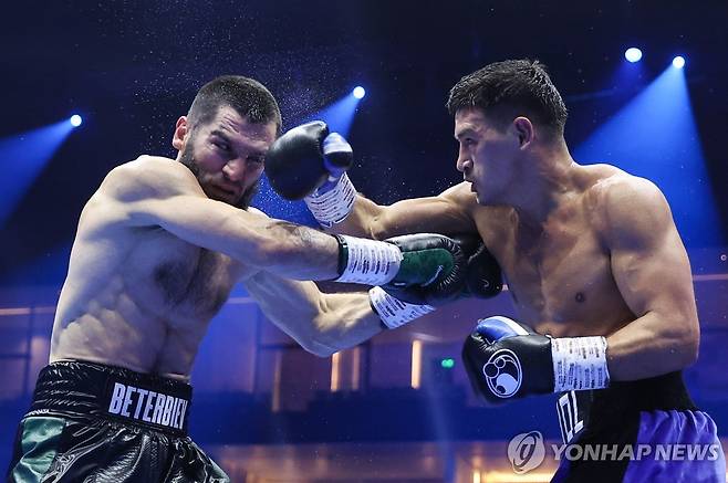베테르비예프(왼쪽)와 비볼의 치열한 경기 [TASS=연합뉴스=