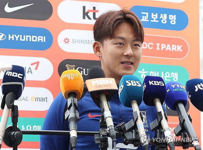 인터뷰하는 이승우 (용인=연합뉴스) 홍기원 기자 = 2026 국제축구연맹(FIFA) 북중미 월드컵 아시아지역 3차 예선 이라크전을 앞둔 축구 국가대표팀 이승우가 13일 오후 경기도 용인미르스타디움에서 훈련에 앞서 인터뷰하고 있다. 2024.10.13 xanadu@yna.co.kr