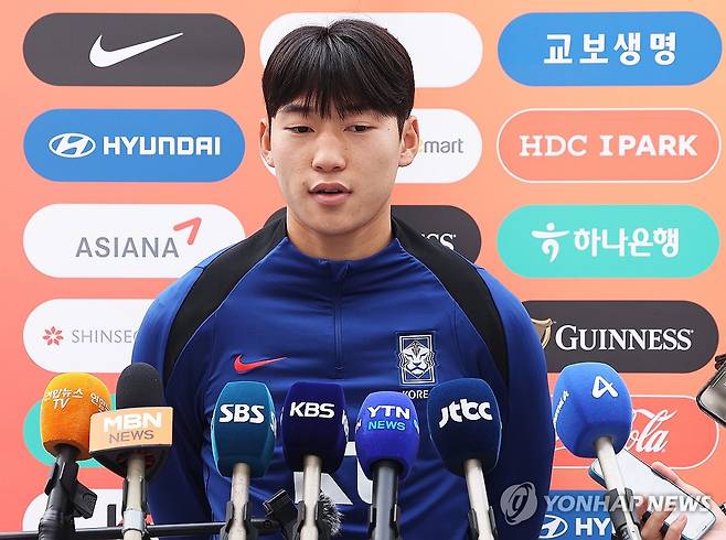 인터뷰하는 배준호 (용인=연합뉴스) 홍기원 기자 = 2026 국제축구연맹(FIFA) 북중미 월드컵 아시아지역 3차 예선 이라크전을 앞둔 축구 국가대표팀 배준호가 13일 오후 경기도 용인미르스타디움에서 훈련에 앞서 인터뷰하고 있다. 2024.10.13 xanadu@yna.co.kr