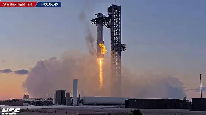 귀환에 성공하는 슈퍼헤비 [NASA Spaceflight 유튜브 캡처]