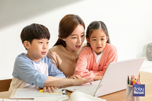 아이들이 온라인에서 하는 일들을 이해하기 위해서는 부모의 개인 노력도 필요하다. ⓒ베이비뉴스