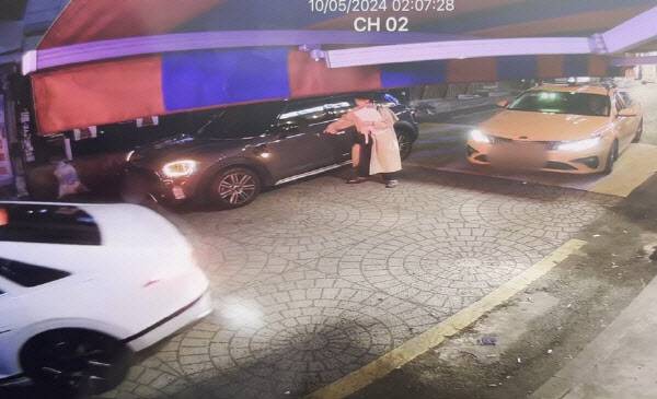 문다혜(41) 씨가 음주운전 사고 전인 지난 5일 새벽 2시께 다른 차량을 자신의 차로 착각해 운전석 문을 열려고 시도하고 있다 (사진=뉴스1)