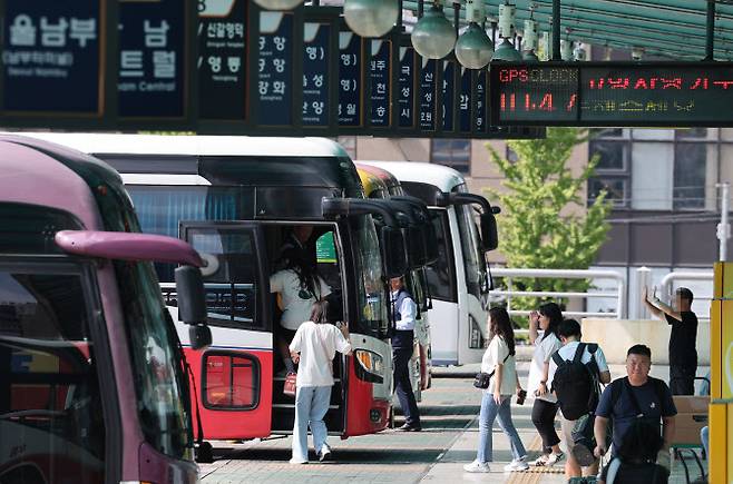 추석 연휴를 하루 앞둔 9월 13일 오전 청주고속버스터미널이 시민들로 북적이고 있다. (사진=연합뉴스)