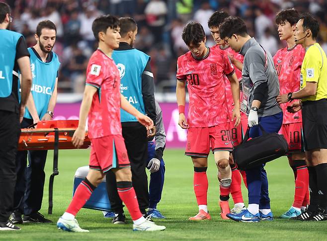 축구대표팀 엄지성이 지난 10일 요르단전에서 부상당한 뒤 교체되고 있다. 암만 | 연합뉴스