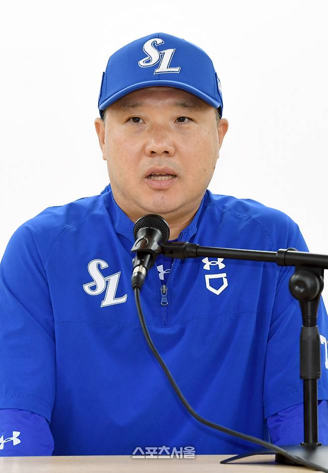 삼성 박진만 감독이 14일 대구삼성라이온즈파크에서 열리는 2024 KBO 플레이오프 2차전을 앞두고 인터뷰를 하고 있다. 대구 | 박진업 기자 upandup@sportsseoul.com