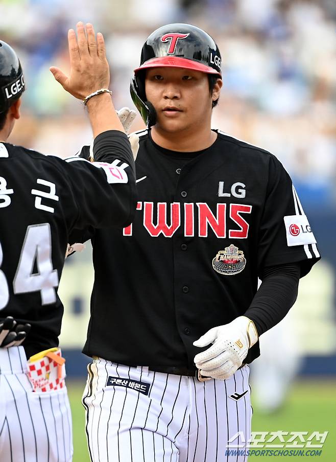 13일 대구삼성라이온즈파크에서 열린 플레이오프 1차전 LG와 삼성의 경기, 7회초 LG 문보경이 안타를 치고 기쁨을 나누고 있다. 대구=허상욱 기자 wook@sportschosun.com/2024.10.13/