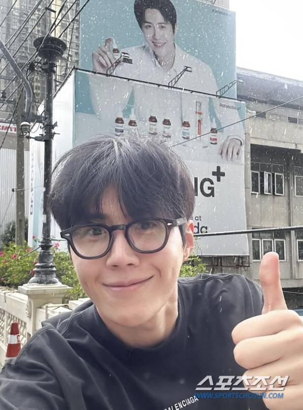 김선호가 자신의 얼굴이 걸린 광고판 앞에서 장난꾸러기 같은 미소를 짓고 있다. 사진출처=김선호 개인계정