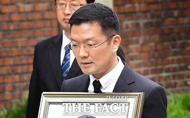 윤관 블루런벤처스 대표가 지난 2018년 서울 종로구 연건동에서 열린 고(故) 구본무 LG그룹 회장의 발인식에서 이동하고 있다. /더팩트 DB