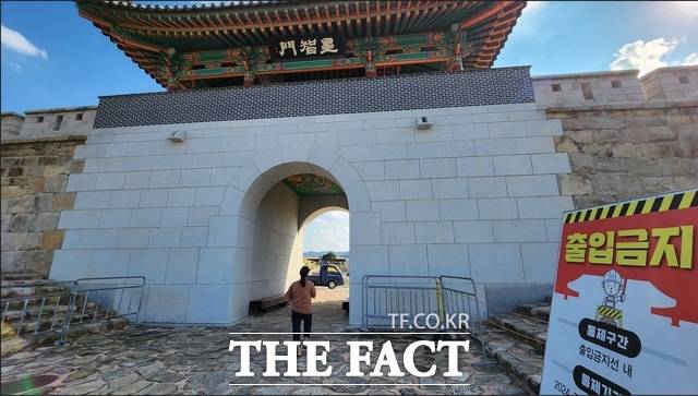 성주군이 빗물에 붕괴된 성주읍성을 두고 안전문제를 우려하는 주민들을 외면하고 하고 있다는 비난을 받고 있다. 270m 성벽의 가운데를 기준, 오른쪽은 빗물이 함락된 부위, 왼쪽은 주민들이 최근 추가로 손상된 부위를 발견하면서 가운데 통로가 불안하다는 지적이 끊이지 않고 있다./성주=김민규 기자