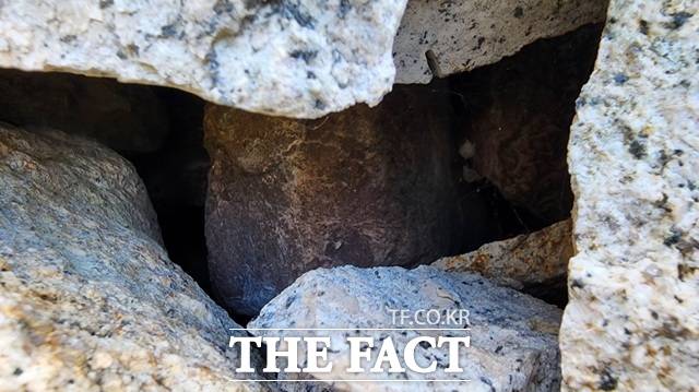 대형 석재 사이에 빈 공간은 잡석이 굴러다니고 있다. 흙으로 채워진 것과는 별개로 잡석은 손으로 넣었다 뺏다 할 정도로 굴러다니고 있다./성주=김민규 기자