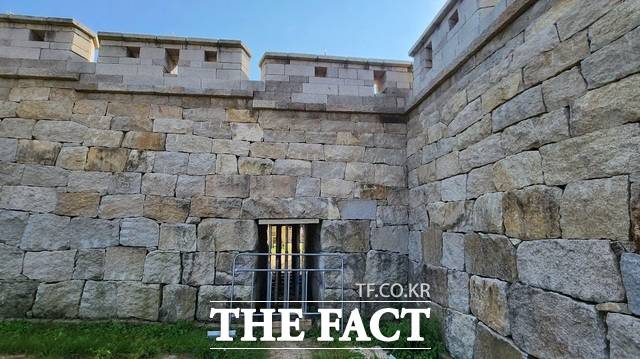 '성주읍성 붕괴 원인 규명 및 상태 조사' 용역 최종 보고회를 통해 무너질 수 있다는 예측이 나온 암문 인방보에는 균열이 관측, 무너지지 않도록 지지대를 세워놓은 상태. 이 부위는 성벽 중심을 기준으로 무너진 쪽과 반대 측의 장소다./성주=김민규 기자