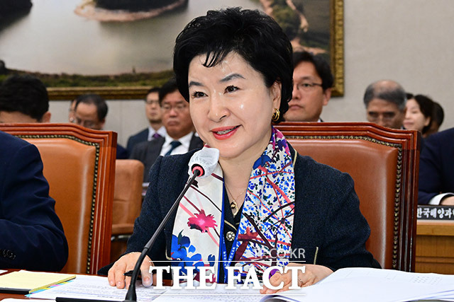 강신숙 수협은행 은행장이 14일 오전 서울 여의도 국회 농림축산식품해양수산위원회에서 열린 수산업협동조합중앙회(수협은행 포함) 등 국정감사에 증인 출석해 질의답변을 하고 있다. /남윤호 기자