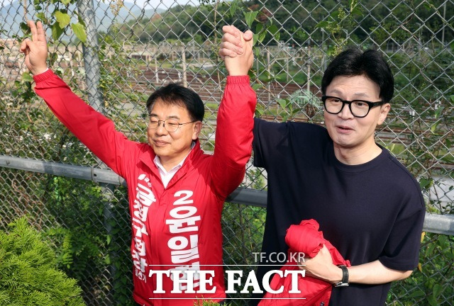 한동훈 국민의힘 대표가 거듭 대통령실 내 '김건희 여사 라인' 정리를 요구했다. 사진은 한 대표가 12일 부산 금정구 도시철도 1호선 노포역을 출발해 온천장역까지 약 4시간 동안 도보로 이동하며 시민들에게 윤일현 금정구청장 보궐선거 후보의 지지를 호소하고 있는 모습. /뉴시스